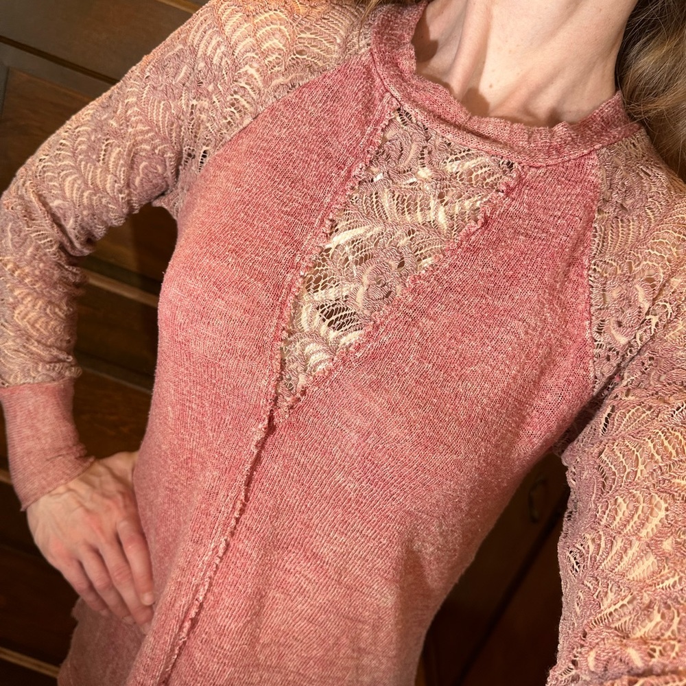 GIMMICKS BY BKE, BUCKLE Jeans Pink Mauve Washed Knit Lace Long Sleeve Top Sz XS